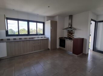 A louer un appartement T4 situé à deux pas de l’école British School en bord de route d’Ivandry