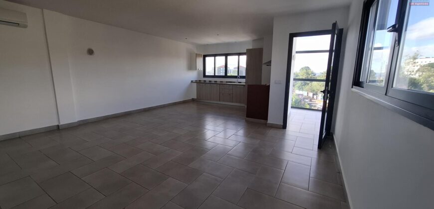 A louer un appartement T4 situé à deux pas de l’école British School en bord de route d’Ivandry