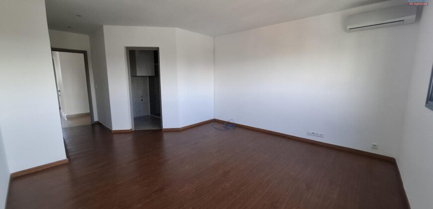 A louer un appartement T4 situé à deux pas de l’école British School en bord de route d’Ivandry