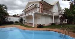En vente une grande villa de type F7 avec piscine située dans un quartier résidentiel à Androhibe