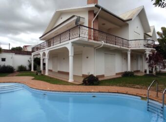 En vente une grande villa de type F7 avec piscine située dans un quartier résidentiel à Androhibe