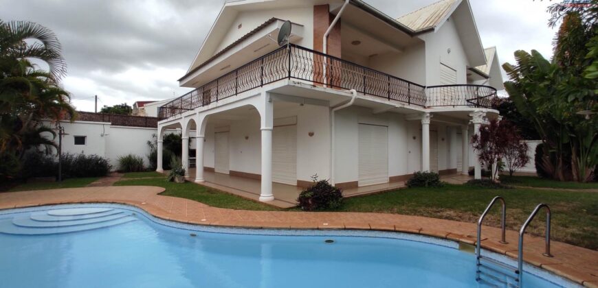 En vente une grande villa de type F7 avec piscine située dans un quartier résidentiel à Androhibe