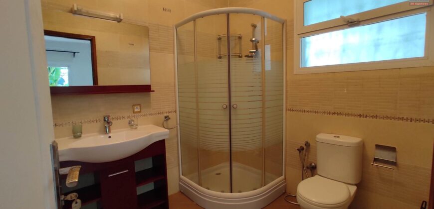 En vente une grande villa de type F7 avec piscine située dans un quartier résidentiel à Androhibe