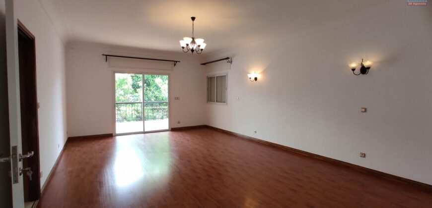 En vente une grande villa de type F7 avec piscine située dans un quartier résidentiel à Androhibe