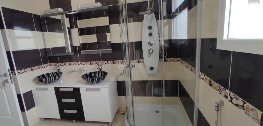 En vente une grande villa de type F7 avec piscine située dans un quartier résidentiel à Androhibe