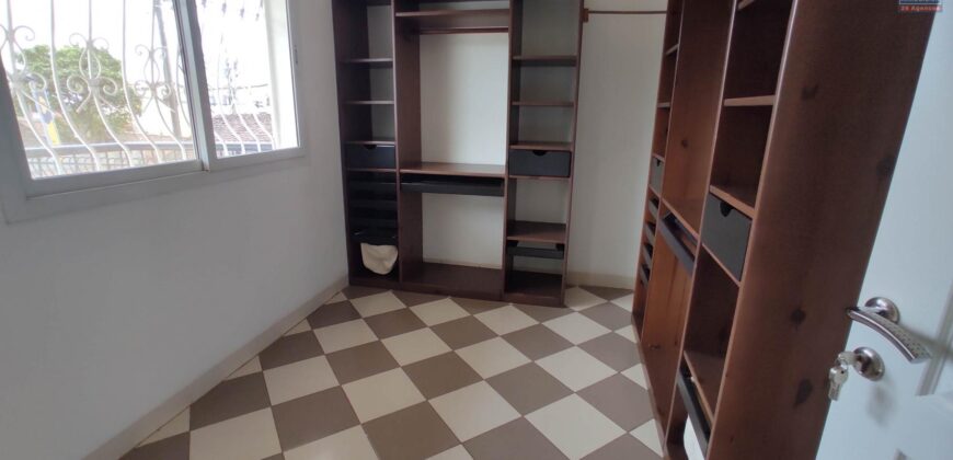 En vente une grande villa de type F7 avec piscine située dans un quartier résidentiel à Androhibe