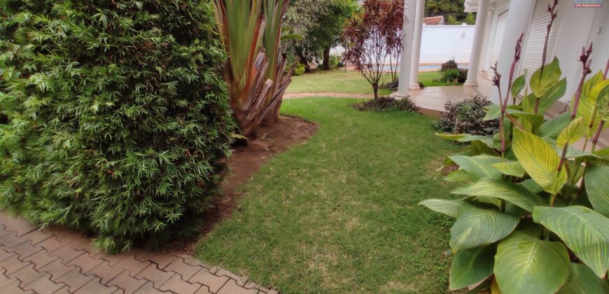 En vente une grande villa de type F7 avec piscine située dans un quartier résidentiel à Androhibe