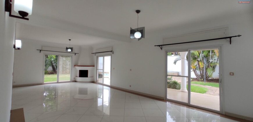 En vente une grande villa de type F7 avec piscine située dans un quartier résidentiel à Androhibe