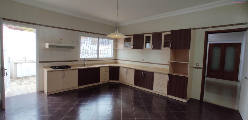 En vente une grande villa de type F7 avec piscine située dans un quartier résidentiel à Androhibe