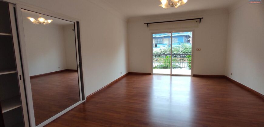 En vente une grande villa de type F7 avec piscine située dans un quartier résidentiel à Androhibe