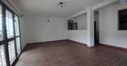 A louer un appartement T3 situé en bordure de la route principale à Ampandrana