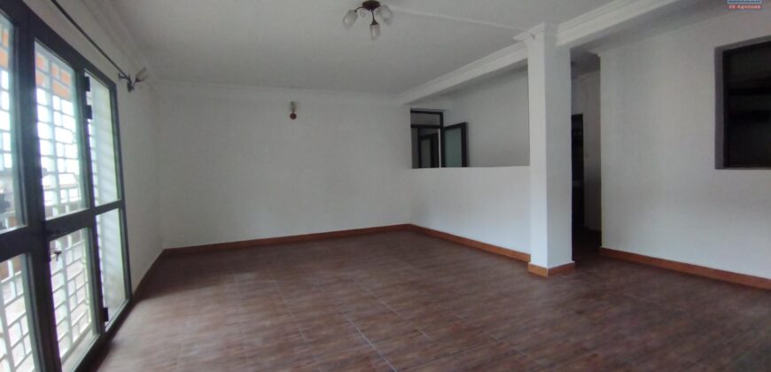 A louer un appartement T3 situé en bordure de la route principale à Ampandrana