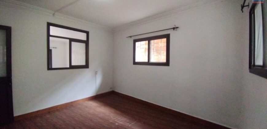 A louer un appartement T3 situé en bordure de la route principale à Ampandrana