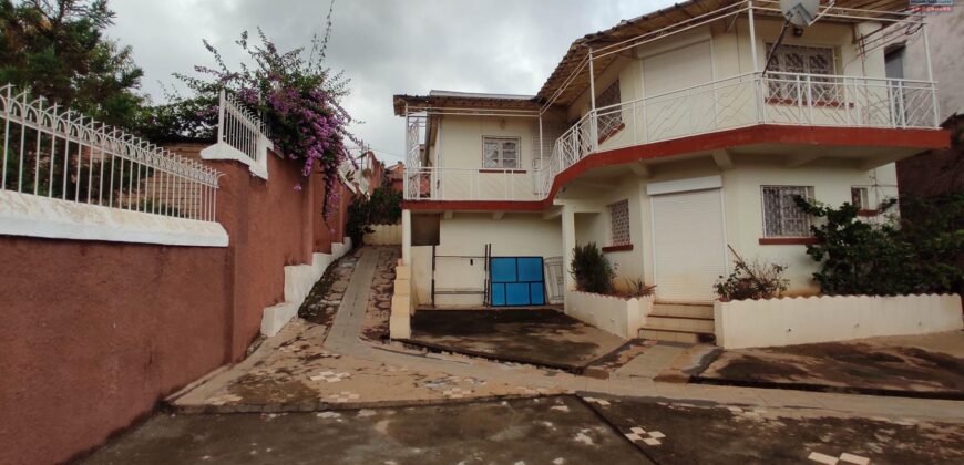 A vendre une villa de type F4 située dans un environnement paisible à Ankaraobato Andoharanofotsy