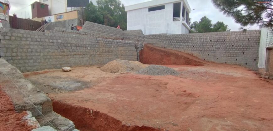 A vendre un beau terrain de 500 m2 situé en bord de route à Ambohimalaza