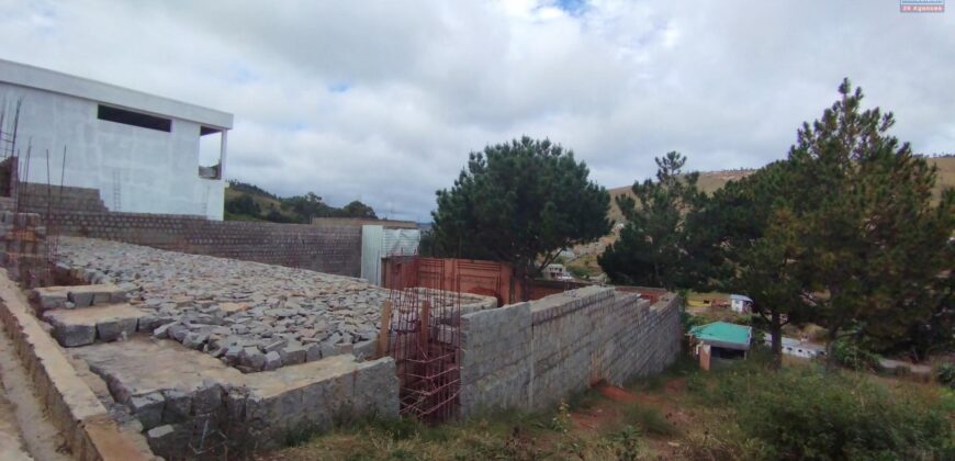 A vendre un beau terrain de 500 m2 situé en bord de route à Ambohimalaza