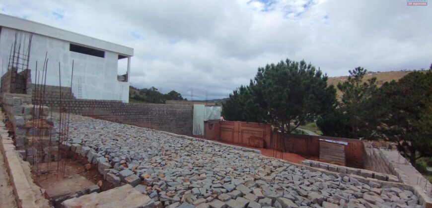 A vendre un beau terrain de 500 m2 situé en bord de route à Ambohimalaza