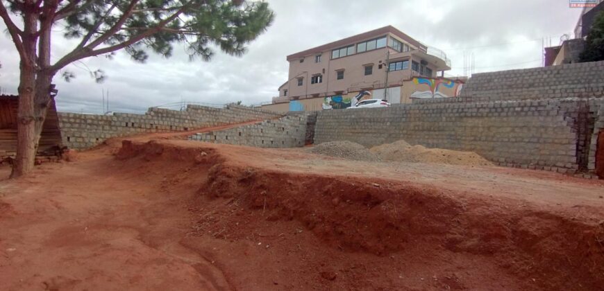 A vendre un beau terrain de 500 m2 situé en bord de route à Ambohimalaza