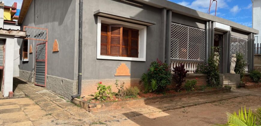 A louer une villa T4 située dans un quartier calme à Amboditsiry