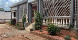 A louer une villa T4 située dans un quartier calme à Amboditsiry