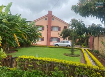 A louer une spacieuse villa T7 à étage située dans un quartier calme à Ambohitrarahaba