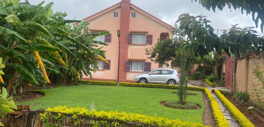 A louer une spacieuse villa T7 à étage située dans un quartier calme à Ambohitrarahaba