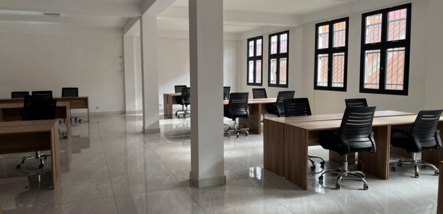 A louer un local professionnel de 120 m2 situé en bord de route à Antanimena