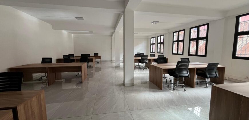 A louer un local professionnel de 120 m2 situé en bord de route à Antanimena