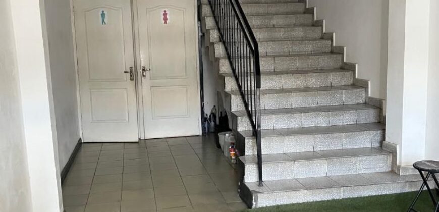 A louer un local professionnel de 120 m2 situé en bord de route à Antanimena