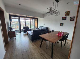 En location un charmant appartement appartement meublé de type F3 situé au sein d’une résidence sécurisée à Androhibe