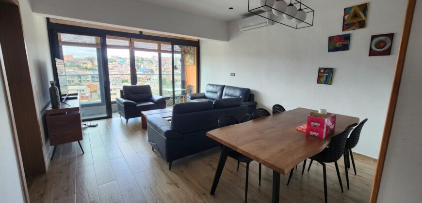 En location un charmant appartement appartement meublé de type F3 situé au sein d’une résidence sécurisée à Androhibe