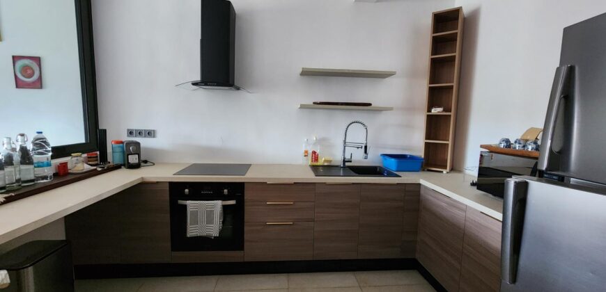 En location un charmant appartement appartement meublé de type F3 situé au sein d’une résidence sécurisée à Androhibe