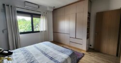 En location un charmant appartement appartement meublé de type F3 situé au sein d’une résidence sécurisée à Androhibe