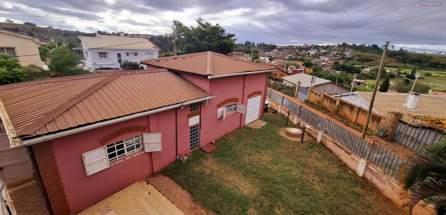 A louer une villa basse de type F4 située dans un quartier calme et résidentiel à Alasora