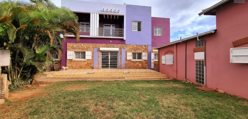 A louer une villa basse de type F4 située dans un quartier calme et résidentiel à Alasora