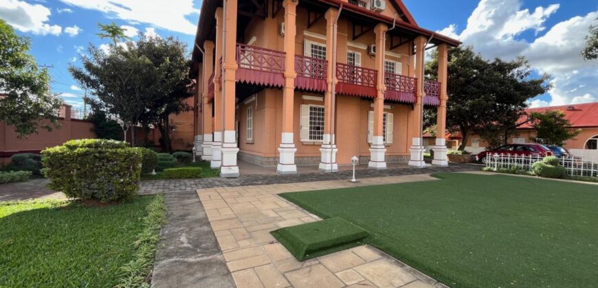Location d’une grande villa T6 de style traditionnel avec piscine située à Ankadifotsy
