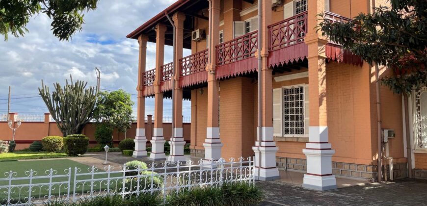 Location d’une grande villa T6 de style traditionnel avec piscine située à Ankadifotsy