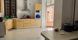 Location d’une grande villa T6 de style traditionnel avec piscine située à Ankadifotsy