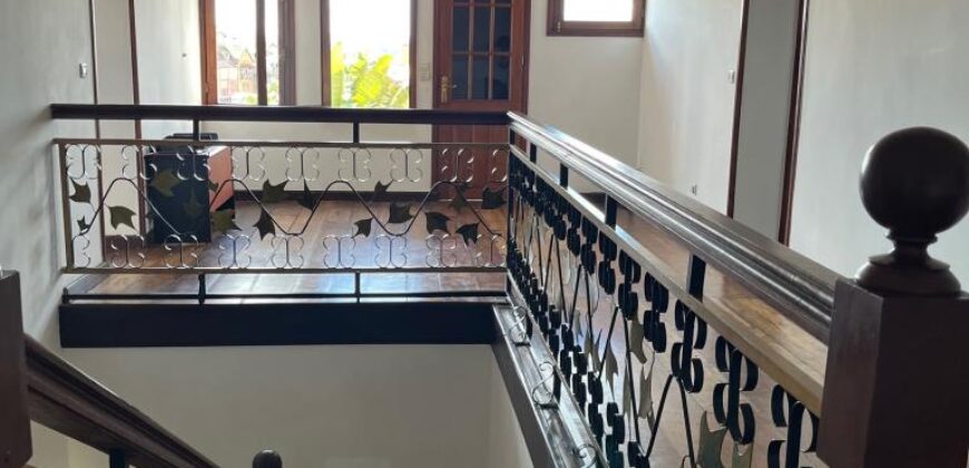 Location d’une grande villa T6 de style traditionnel avec piscine située à Ankadifotsy
