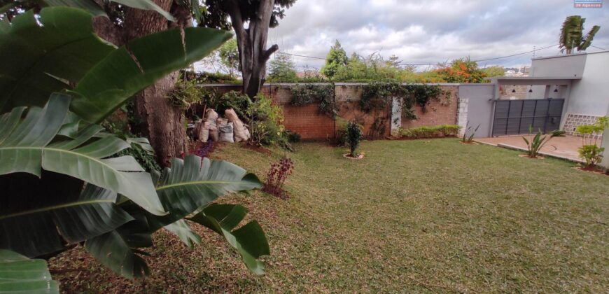 Location d’une grande villa T5 située dans un quartier résidentiel et calme à Androhibe