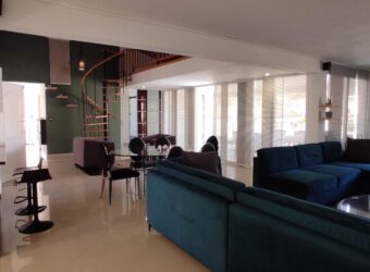 En vente une belle villa F5 meublée sur un terrain de 900 m2 située dans un quartier en essor à Ambatolampy Tsimahafotsy