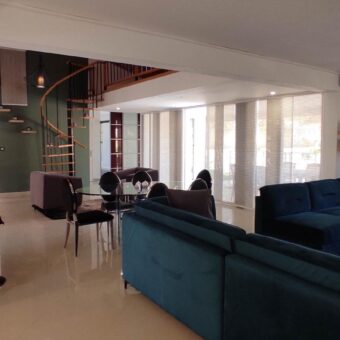 En vente une belle villa F5 meublée sur un terrain de 900 m2 située dans un quartier en essor à Ambatolampy Tsimahafotsy