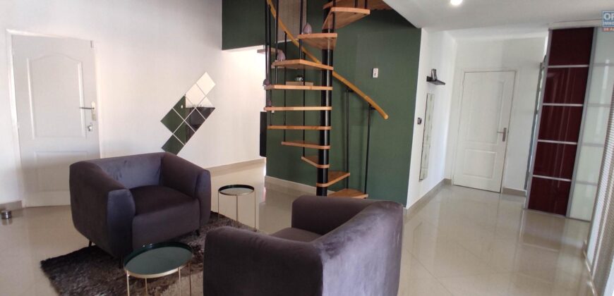 En vente une belle villa F5 meublée sur un terrain de 900 m2 située dans un quartier en essor à Ambatolampy Tsimahafotsy