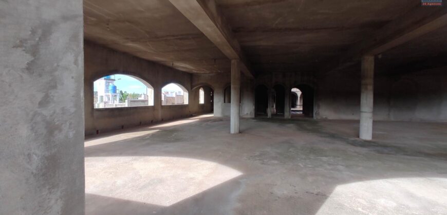 À vendre complexe hôtelier spacieux à finaliser sur un terrain de 4050 m2 situé à Faravohitra Avaratra