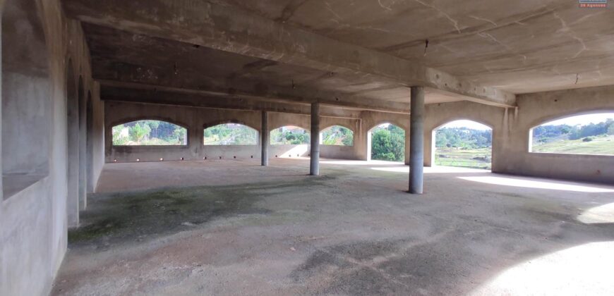 À vendre complexe hôtelier spacieux à finaliser sur un terrain de 4050 m2 situé à Faravohitra Avaratra