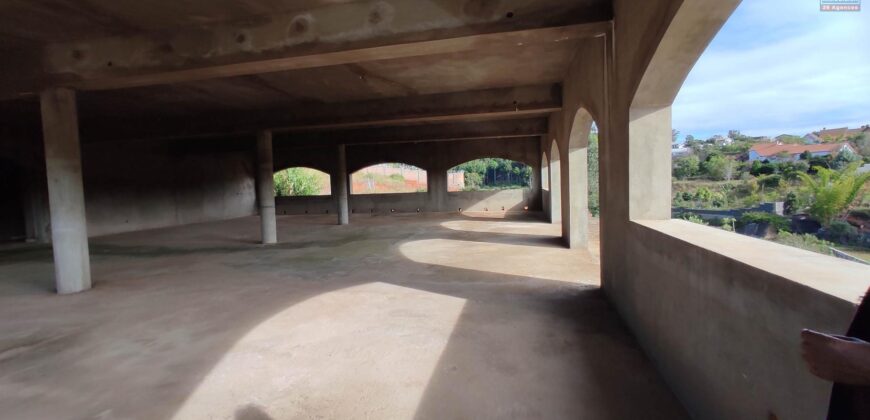 À vendre complexe hôtelier spacieux à finaliser sur un terrain de 4050 m2 situé à Faravohitra Avaratra