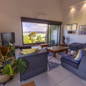 A vendre un magnifique appartement T4 en duplex meublé de 300 m2 situé à Ivandry