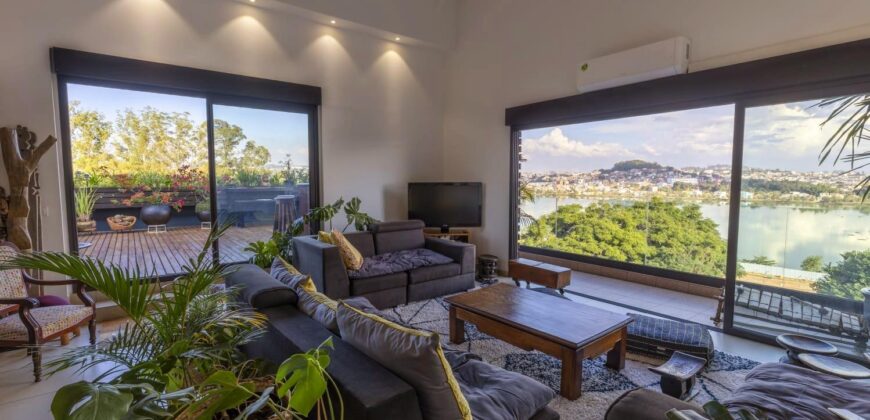A vendre un magnifique appartement T4 en duplex meublé de 300 m2 situé à Ivandry