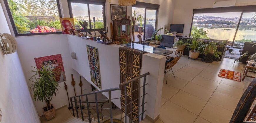 A vendre un magnifique appartement T4 en duplex meublé de 300 m2 situé à Ivandry