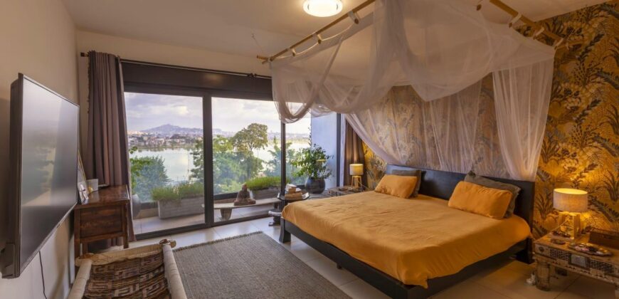 A vendre un magnifique appartement T4 en duplex meublé de 300 m2 situé à Ivandry